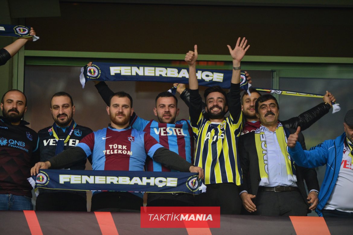 Fenerbahçe ve Trabzonspor taraftarları, Sevilla maçı öncesi omuz omuza.

#BizBeraberiz 🇹🇷