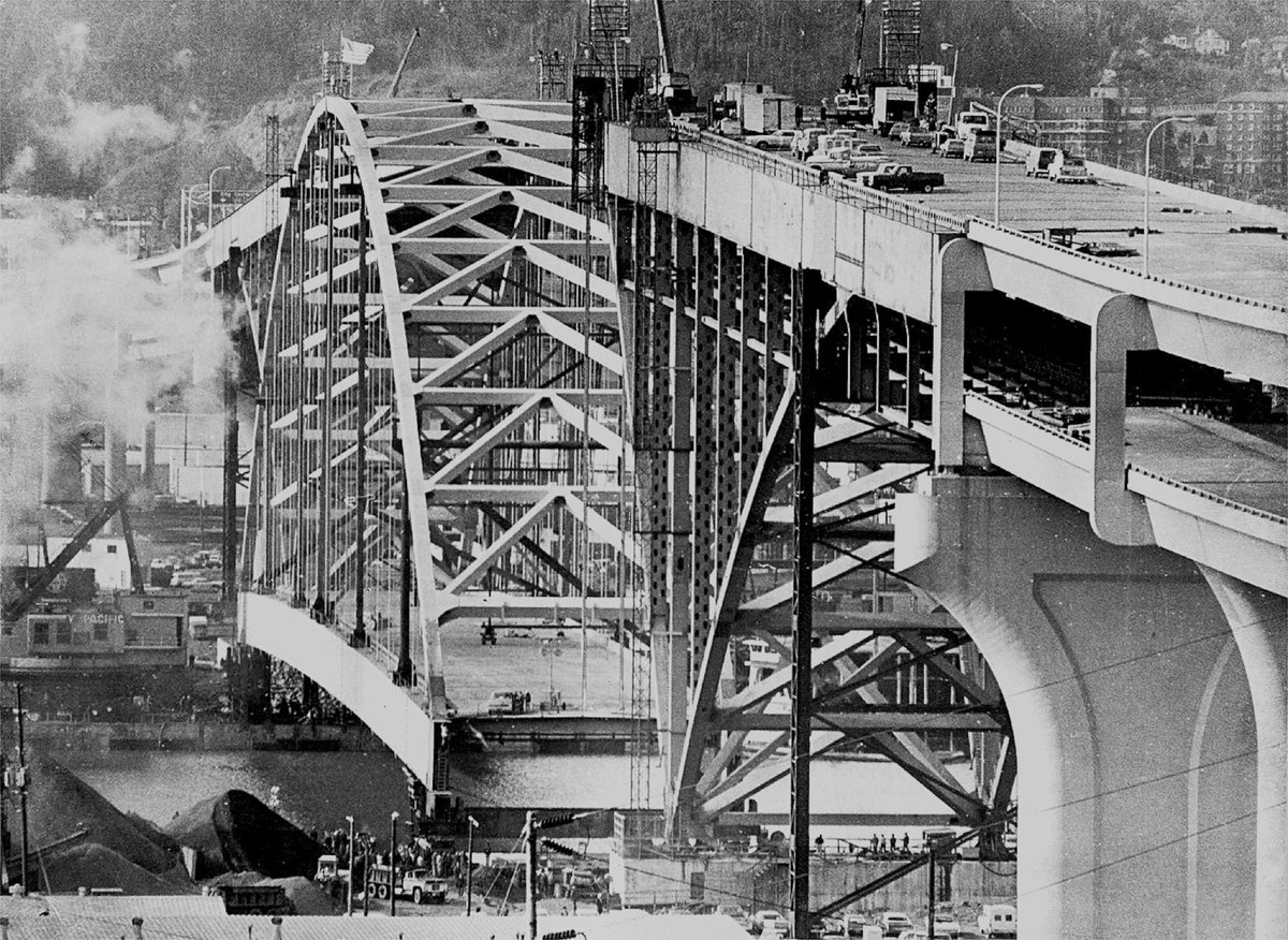 50YearsAgoLive's tweet photo. The heaviest weight ever lifted at once, the 6,000-ton (5.4 million kg) Fremont Bridge in Portland, Oregon, is accomplished by the placement of 32 hydraulic jacks working in tandem. https://t.co/CuxwxZAhXR