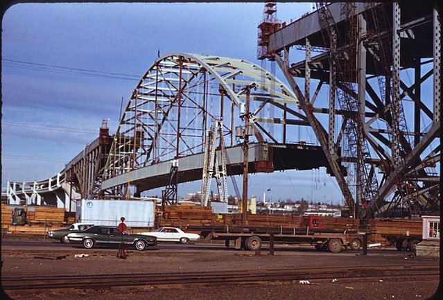 50YearsAgoLive's tweet photo. The heaviest weight ever lifted at once, the 6,000-ton (5.4 million kg) Fremont Bridge in Portland, Oregon, is accomplished by the placement of 32 hydraulic jacks working in tandem. https://t.co/CuxwxZAhXR