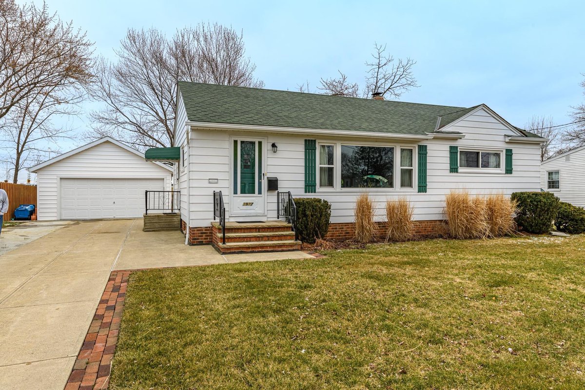 giannae813's tweet photo. Just hit the market today ‼️
Well cared for ranch in the heart of Willoughby. Easy freeway access + all appliances included. Message me for any details!!

3927 Harvard Drive, Willoughby

Or contact me @ 4404871767 https://t.co/wswFPWi1Jv
