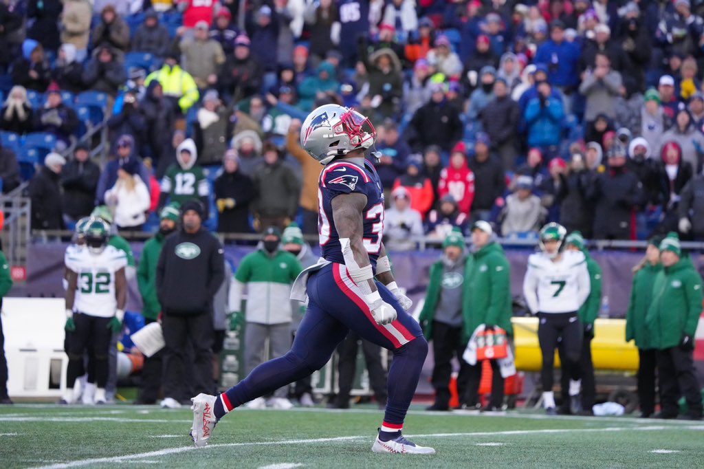 MackWilson's tweet photo. Got some shit to tap into. Let's get to it @Patriots ‼️❤️ #BTMOWTM #3o https://t.co/8PAWHYt1o5