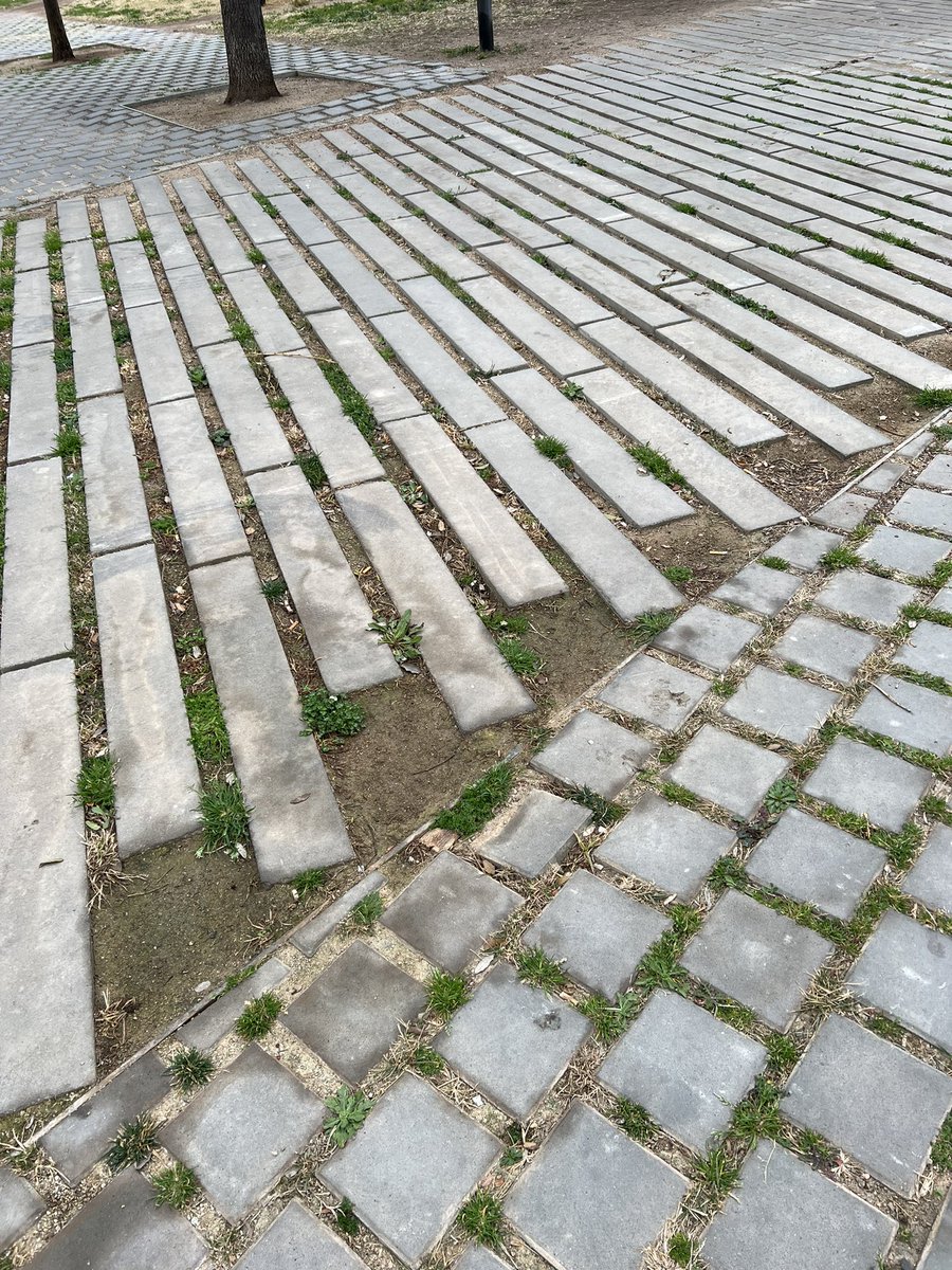 Jacquetna's tweet photo. @LHAjuntament I la Plaza Europa 38 per quant???…Se suposa que això és una vorera on has de caminar per creuar la plaça. https://t.co/IGrI0tisim