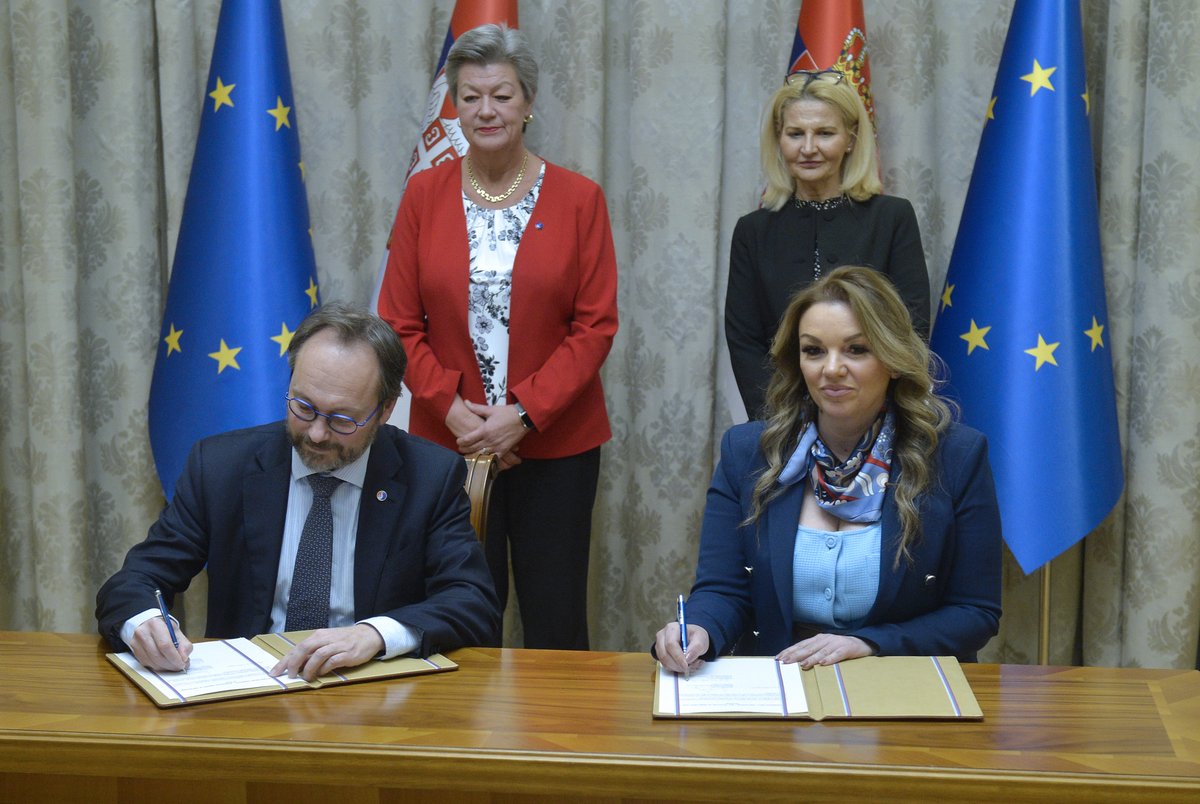 MINEIsrb's tweet photo. 📢Srbija dobila status posmatrača u @EMNMigration
#Miščević: Posmatrački status podrazumeva potpunu razmenu informacija i pristup svim bazama podataka, to je važan korak u procesu učenja i saradnje.
@KIRS_SRBIJA @YlvaJohansson @eusrbija @EGiaufretEU #europeanmigrationnetwork https://t.co/RO8VPhDXcE