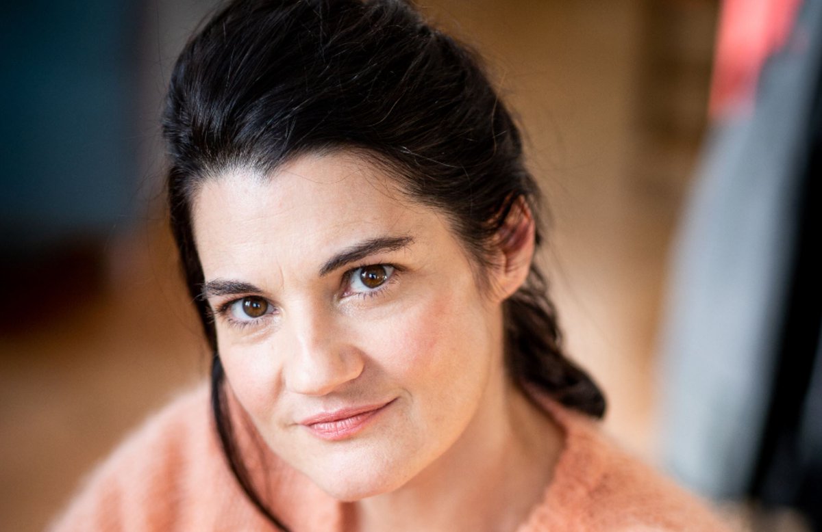 [portrait] Rachel Arditi, des planches à la littérature bit.ly/42lHyX9 Elle vient de publier un premier roman délicieux intitulé J’ai tout dans ma tête tandis qu’elle continue sa collaboration fructueuse avec Justine Heynemann après le double succès des Petites Reines et