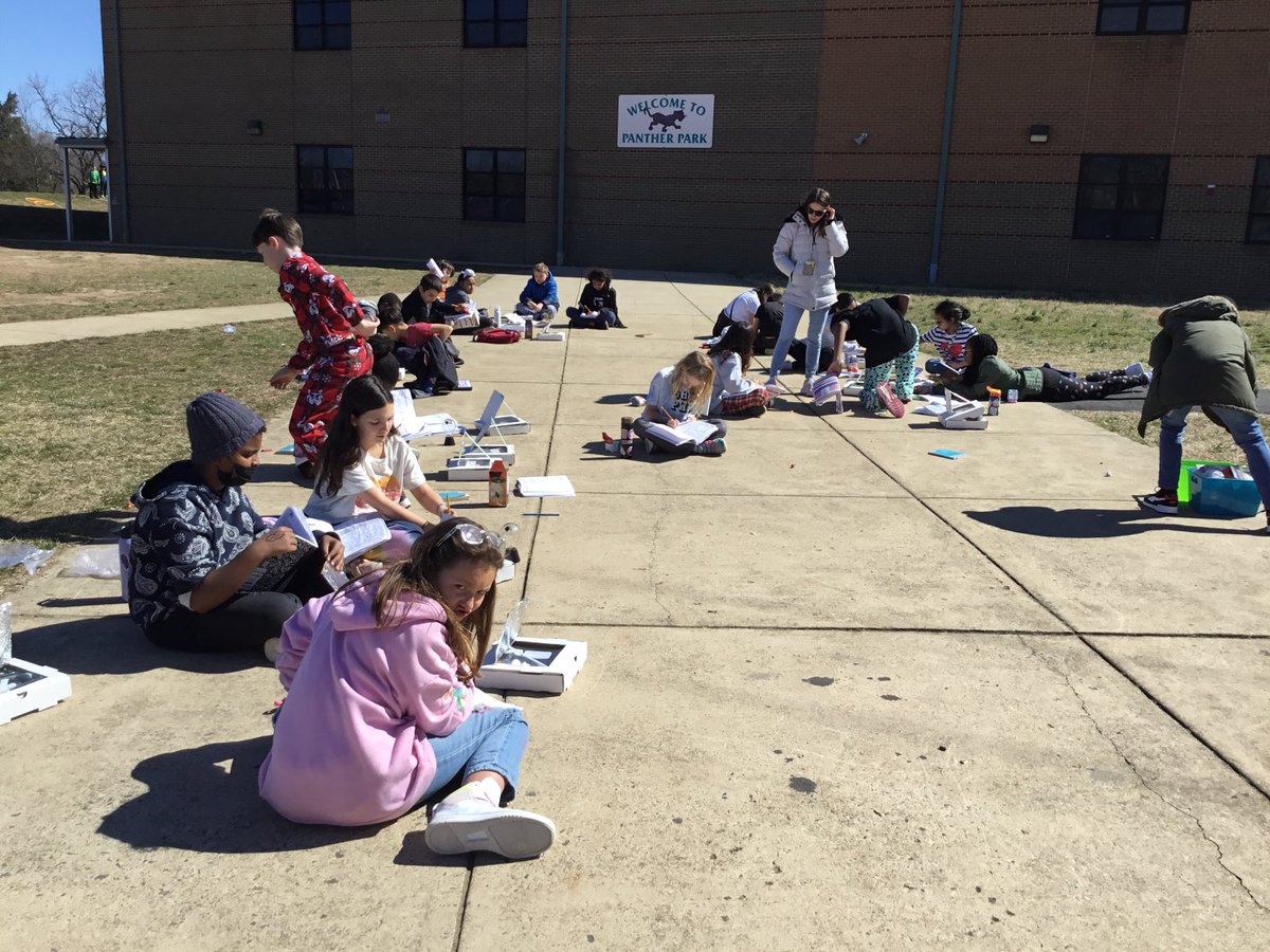 BRESStudentTwe1's tweet photo. 5th Grade made Solar Oven’s and made S’mores with the sun’s energy! ⁦@CounselorMac_BR⁩ ⁦@BristowRunES⁩ ⁦@RhondaJeck⁩ https://t.co/S7hOZEgWKb