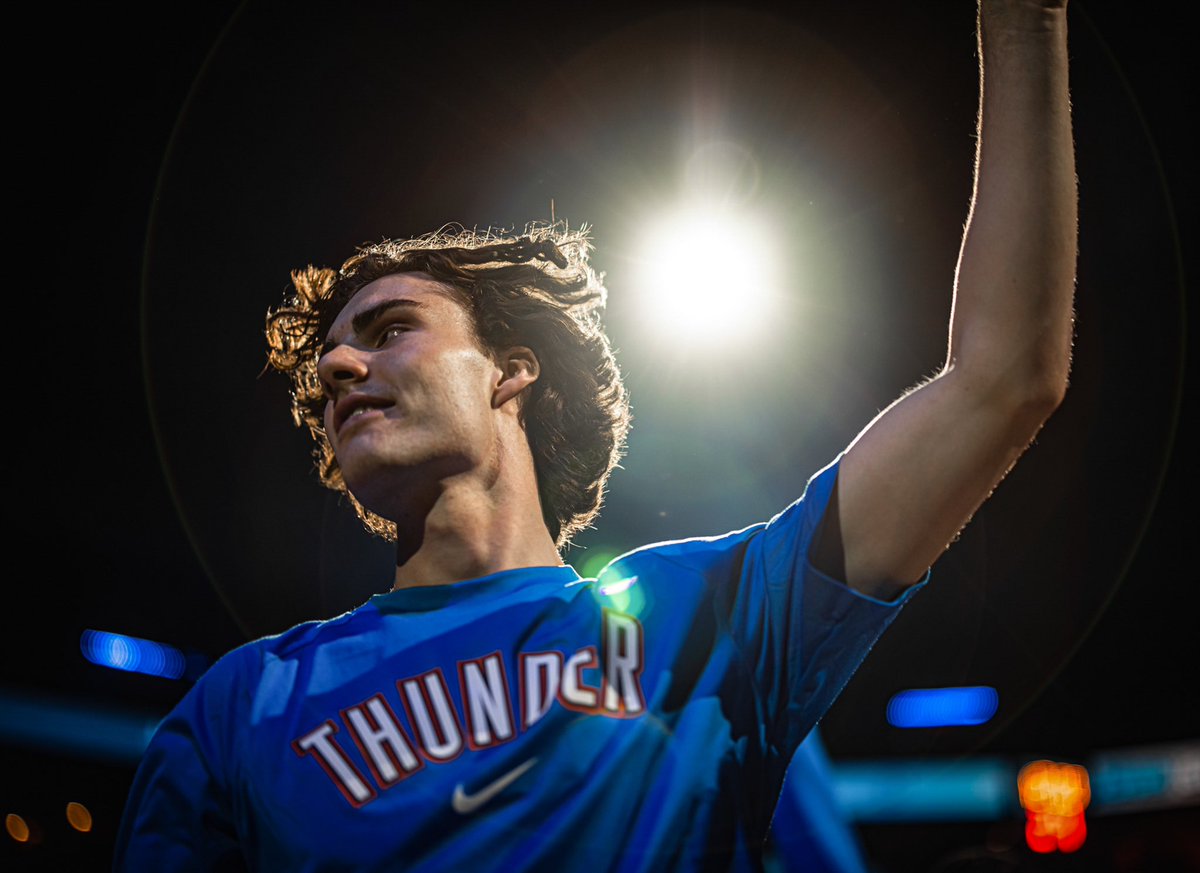 bergkamp_penny's tweet photo. JOSH GIDDEY : PUREMENT GÉNIAL 🪄

Le Guard du Thunder fait une saison tout simplement bluffante et si OKC peut rêver de Play-In, c’est aussi grâce à lui. Une progression fulgurante d’un joueur aussi brillant que clivant. Alors, future star ? 🌟

Bonne lecture 📖 https://t.co/iLuW0j0Gn3