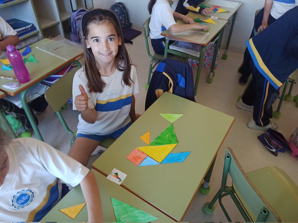 MissYoliPrimary's tweet photo. Usando tangram con figuras realizadas por ellos mismos. El objetivo de este juego es crear figuras y han conseguido hacer muchísimas!!! @ColegiolaLuna @MissYoliPrimary #matemáticasmanipulativas #paralelogramos #cuadrilateros #triángulos #tangram https://t.co/ysh3N1TFQy