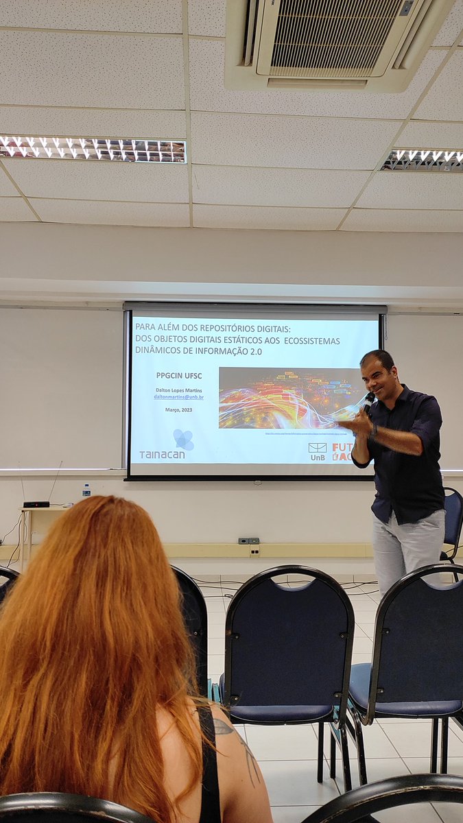 ronaldfar's tweet photo. Prof Dalton Martins @unb_oficial falando sobre objetos digitais e ecossistemas dinâmicos de informação nos 20 anos do #PGCIn /UFSC https://t.co/hbQV2fzEnO