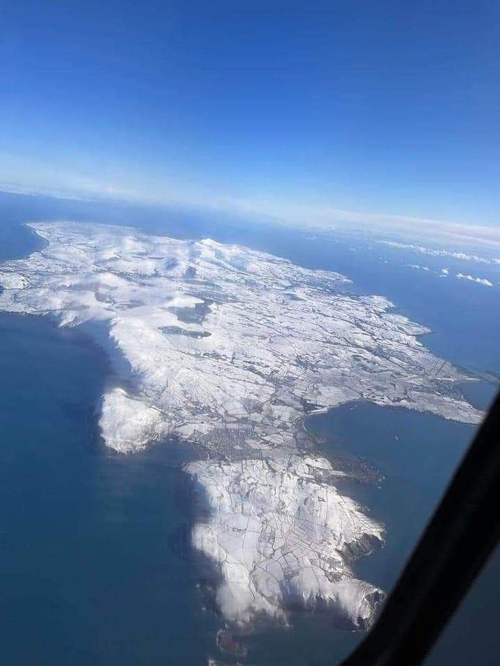 Whikki's tweet photo. The island from above (a few days back) 🇮🇲
#isleofman 
#iom #manx 
#aerialview #snow 
#Island https://t.co/2Uj9yyG7t3