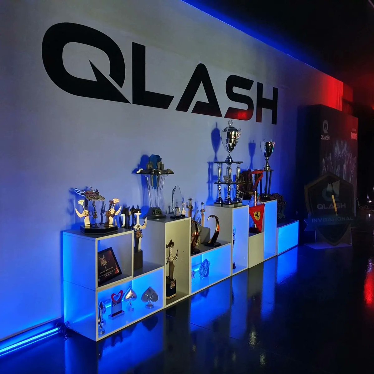 QLASH_MENA's tweet image. في غرفة لامعة داخل بيت التنين، كؤوس وذكريات تحكي إنجازات الماضي 🐲🏆

إجازة نهاية أسبوع ممتعة لكم💙

#WeAreQLASH #QLASH #ThrowbackThursday