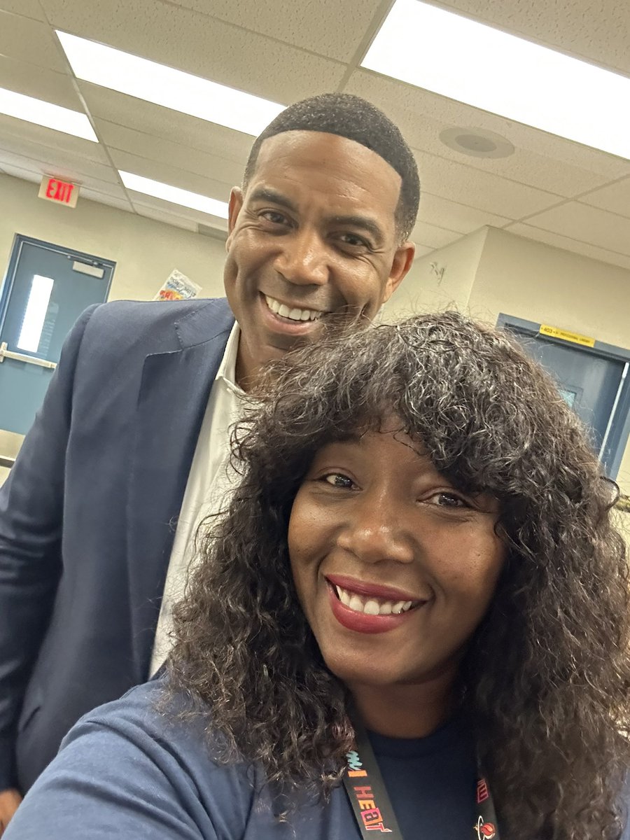 FairwayEs1641's tweet photo. Today we had career day!! The kids had a blast, especially my news crew🙌🏽 #jawanstrader #nbc6 #careerday #fairwayelementary https://t.co/saQzqAVGSF