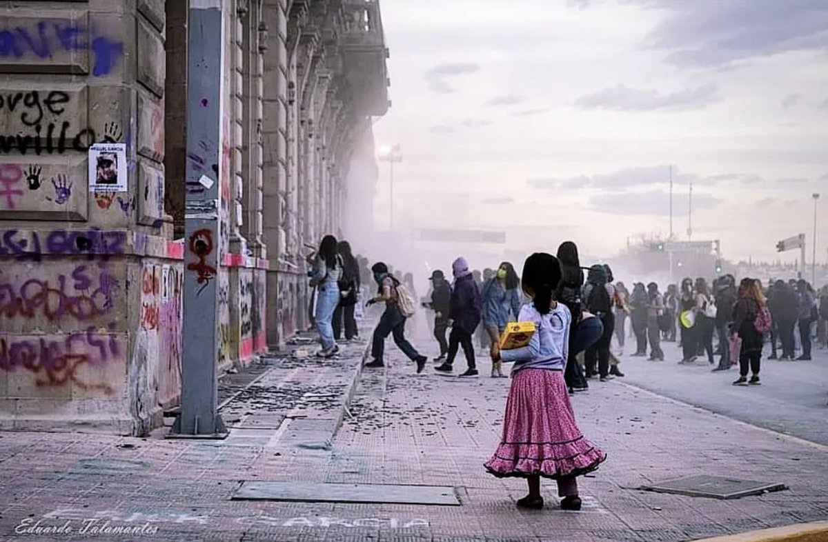 RicardoBSalinas's tweet image. #BuenosDias… iniciemos el jueves con una imagen que dice más que mil palabras… y aprovechando, ¿alguien sabrá quién es la niña de la imagen o donde se le puede encontrar?

¿Le habrán comprado algo a la pequeña? 😪