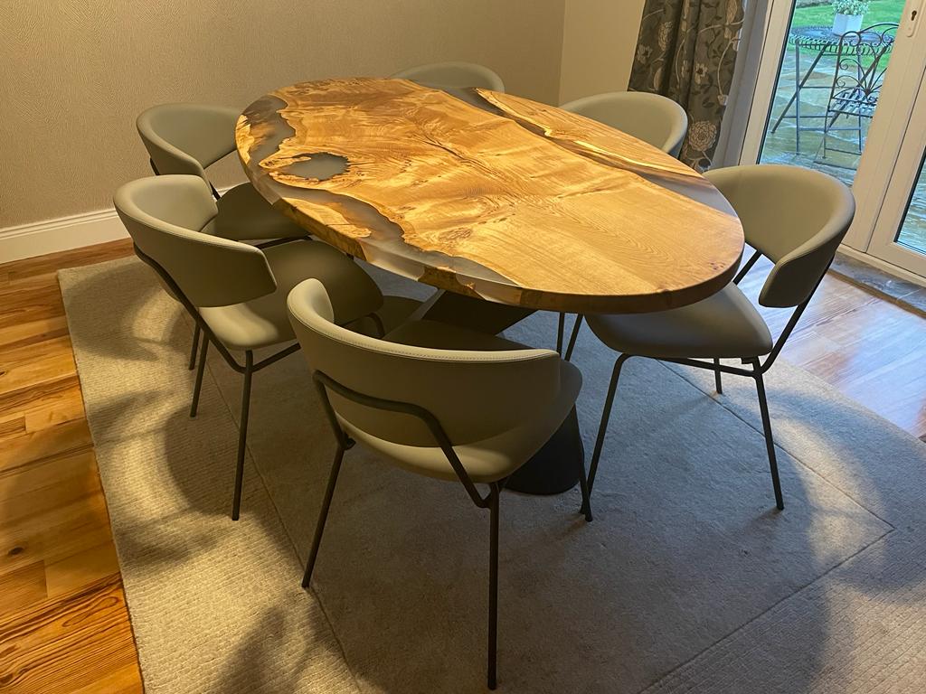 An Oak oval dining table
#resinart #diningtables #onlyoneintheworld