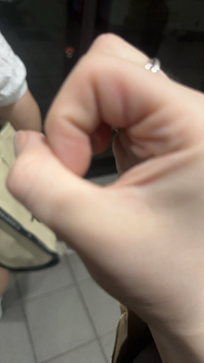 昨天IG收到一個追蹤邀請，習慣點進去看一下有沒有追蹤別人，結果發現那個男的是我前男友！！！
馬上同意之後主動私訊他跟他聊了一上午，知道他家位置的我跟他約在一個開車至少40分鐘以上的地方，確認他出門之後我就封鎖他了，好爽。
-
當我正在跟朋友敘述之前遇到不行ㄉㄐㄐ。