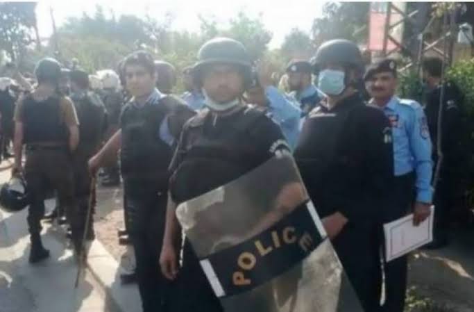 juni_jz's tweet photo. A great show of restrain and profesionalism from Islamabad and punjab police despite sustaining injuries, violence by party workers.
#ZamanPark https://t.co/UtM5Pfbtou