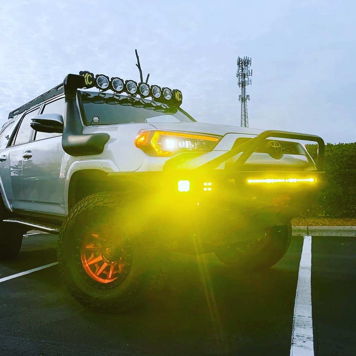 ToyotaMJ's tweet photo. This was such a killer build for our customer! Thanks to @mjhkytoyaccy for an exceptional job! This one got the full set up, bumper, @rigid lights, wheels, tires, solar, S-pod, dual battery, @dobinsonsusa https://t.co/G0QasQ95bM