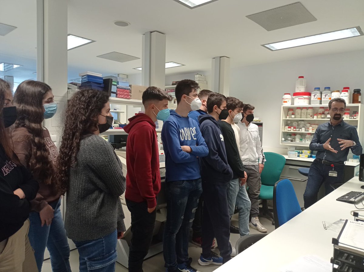 HNPdivulga1's tweet photo. #Robótica de rehabilitación, #RealidadVirtual, y #TerapiaMolecular para el tratamiento de la #LesiónMedular, estos fueron los temas que los estudiantes del @IES_Alpajes exploraron hoy en el @HNParaplejicos en su visita por la #Semanadelcerebro 🤓 !
@dana_fdn #BrainWeek https://t.co/MWIQBqJsc5