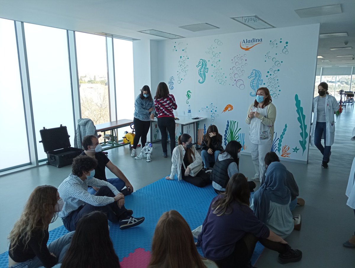 HNPdivulga1's tweet photo. #Robótica de rehabilitación, #RealidadVirtual, y #TerapiaMolecular para el tratamiento de la #LesiónMedular, estos fueron los temas que los estudiantes del @IES_Alpajes exploraron hoy en el @HNParaplejicos en su visita por la #Semanadelcerebro 🤓 !
@dana_fdn #BrainWeek https://t.co/MWIQBqJsc5