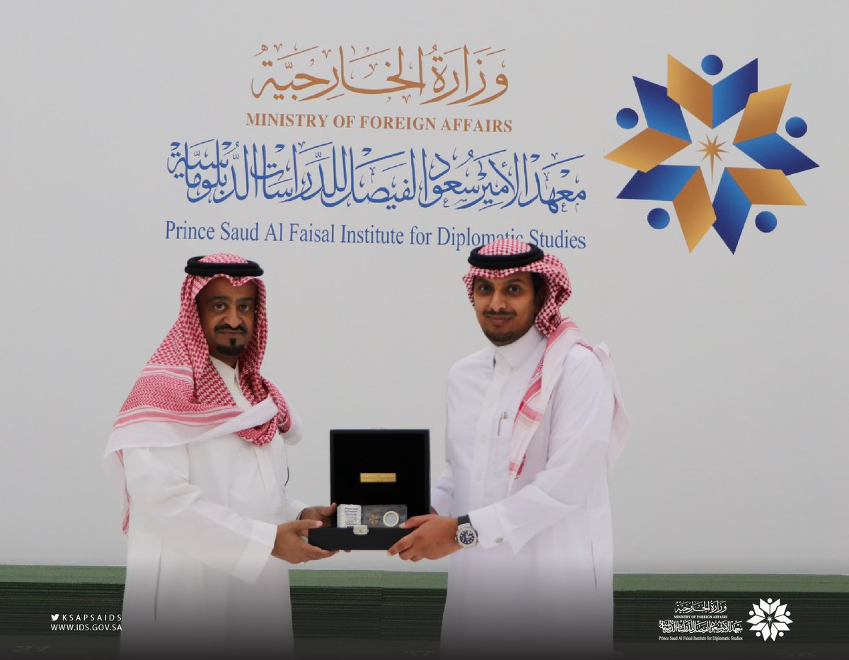KSAPSAIDS's tweet photo. ضمن أنشطة البرامج التأهيلية بالمعهد، ألقى سعادة الأستاذ عبدالعزيز بن بندر العثمان الخبير في المراسم و البروتوكول، محاضرة عن المراسم والبروتوكول، حضرها طلبة نادي القانون بجامعة الملك سعود وعدد من المهتمين. https://t.co/vHOGAnbkk1