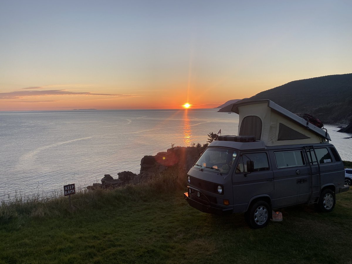 TimesWilderness's tweet photo. "Spread SUNSHINE, not shade!☀️🚐" - @binkadventure
#vanlife #vanagon #lightuplife #sunshine #scenicsunset https://t.co/OdyDqeQlLb