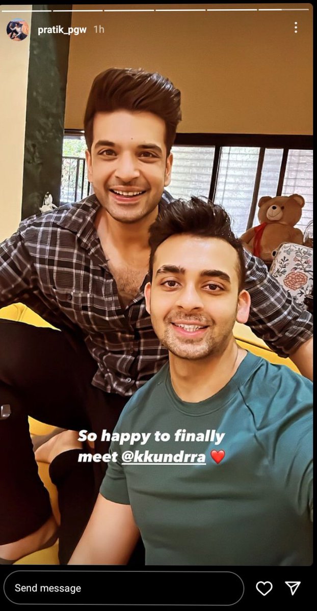 AmbikaTivari's tweet photo. Baki sab toh thik hai 
Did anyone notice their hair style????
@kkundrra Ji ne Sale ki hairstyle v apne kesi kr di..
😂😂😂😂😂
#KaranKundrra 
#TereIshqMeinGhayalKKundrra https://t.co/HrTC4VkWF3