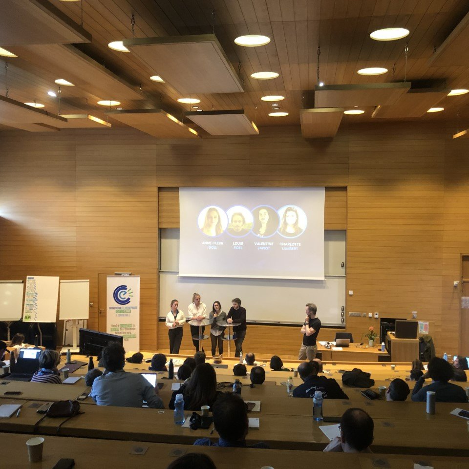 HECParisSnO's tweet photo. "Le métier de consultant évolue en profondeur pour répondre aux enjeux climatiques et sociaux en accompagnant les entreprises dans leurs transformations" Les étudiants #HECtransition @HECParis s'adressent aux 100 consultants à la @CEC_impact consulting organisée sur le #HECcampus https://t.co/mSWbN1UUie
