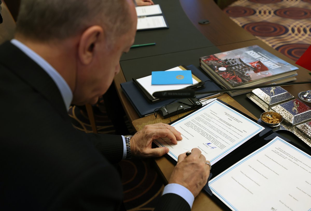 RTErdogan's tweet photo. Birliğimiz, gücümüzdür. 

Bugün Türk Devletleri Teşkilatı olarak “Afet - Acil Durum Yönetimi ve İnsani Yardım” temalı olağanüstü zirvemiz için Ankara’da bir araya geldik. 

Teşkilatımıza üye ve gözlemci ülkelerin devlet ve hükümet başkanlarını ağırlamaktan bahtiyarlık duyuyoruz.  

6 Şubat’ta yaşadığımız deprem felaketinde Türk dünyası, yardıma ilk koşanlar arasında yer aldı. Acılar paylaşıldıkça azalır anlayışıyla en zor anımızda bizi yalnız bırakmayan kardeşlerimize şükranlarımı sunuyorum. 

Aziz milletimiz bu desteği hiçbir zaman unutmayacaktır. 

Bugünkü zirvemizle Türk dünyasının tek yürek, tek vücut olduğunu en üst düzeyde bir kez daha gösterdik. Dost ve kardeş ülkelerin de desteğiyle inşallah felaketlerden etkilenen bölgemizi çok kısa sürede yeniden ayağa kaldıracağız.