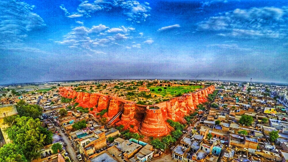 iAjayJangir's tweet image. भटनेर दुर्ग (हनुमानगढ़) सम्भवतः हिंदुस्तान का सबसे पुराना दुर्ग है। इसका निर्माण 285ई में भाटी शासक भूपत ने करवाया था। इसे भारत का प्रवेशद्वार कहा जाता है। तैमूर लंग ने अपनी आत्मकथा तुजुक-ए-तैमूरी में लिखा है कि उसने इससे मजबूत किला पूरे हिन्दुस्तान में नहीं देखा है।
@Jksoniias