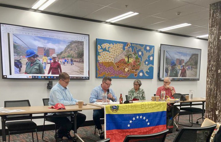 EmbaVenezAu's tweet photo. Concurrido evento de solidaridad organizado en Sídney con el apoyo de @MUASydneyBranch para conmemorar el X aniversario de la siembra del Cdte. Hugo Chávez. 

Agradecemos las ponencias sobre #Venezuela de @Adriana22974030, @timand2037 y Paul Keating

@CancilleriaVE @yvangil https://t.co/qaUaX8QZJ3