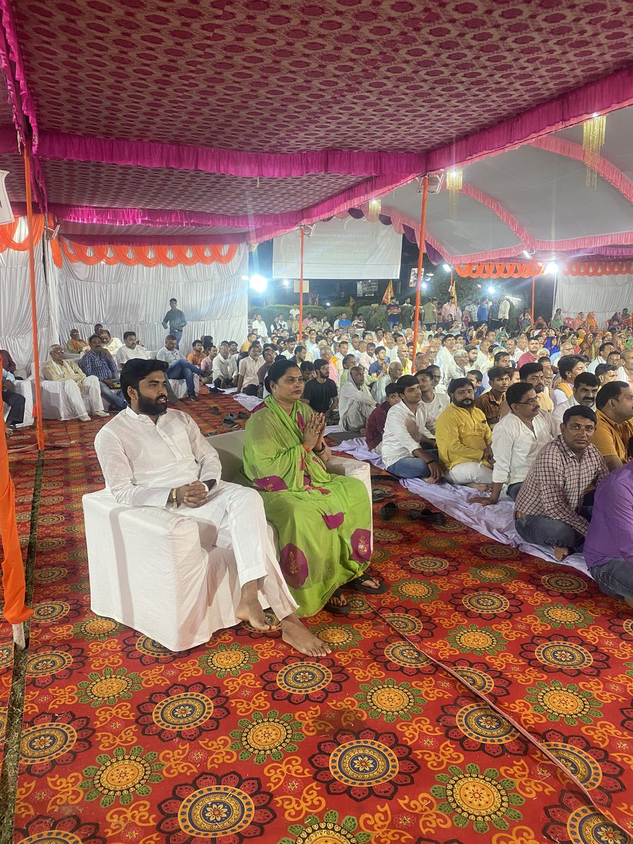 akashsingh87651's tweet photo. चन्दौली नगर में रामायणम परिवार द्वारा आयोजित रामकथा के दूसरे दिन पहुंच कर परम् श्रद्धेय अनंत श्री विभूषित आचार्य शान्तनु जी महाराज के मुखारविंद से श्री राम कथा श्रवण किया एवं महाराज जी का आशीर्वाद प्राप्त किया।
Aacharya Shantanu Ji Maharaj

        आपका अपना
#Akashsinghsunny https://t.co/oYyz4HtB6z