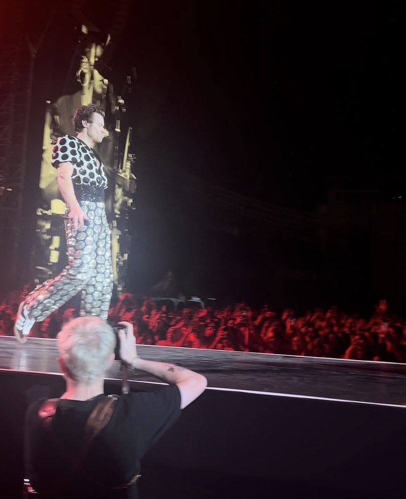 hsbandflorals's tweet photo. The photographer being photographed 🤭 #LoveOnTourBangkok 

via ddinreal 

I’m voting #LloydWakefield for #FaveTourPhotographer at the #iHeartAwards️ https://t.co/wHcQwP1V4W