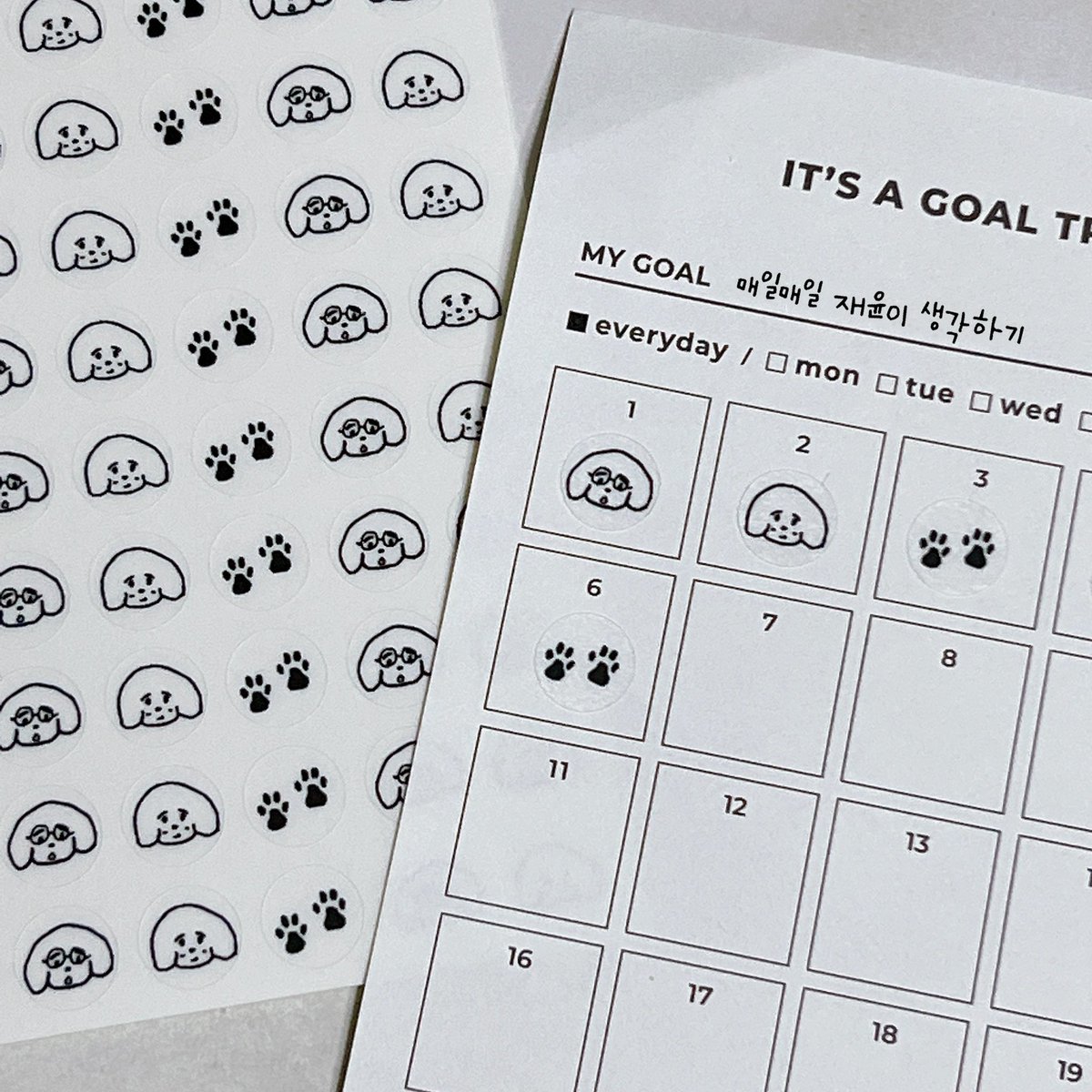 •‧:✨:‧• 𝘾𝙪𝙩𝙚𝙣𝙚𝙨𝙨 𝙨𝙖𝙫𝙚𝙨 𝙩𝙝𝙚 𝙬𝙤𝙧𝙡𝙙 •‧:✨:‧• 

RT 추첨 두 분께 소장용으로 제작한 #재윤 손그림 MD를 나눔합니다 ૮₍ ˶ᵔ ᵕ ᵔ˶ ₎ა

🐶 에폭시 그립톡 (1명) 
       골트래커 + 스티커  (1명)
🐶 판타지, 국내주소 한정 나눔 가능 
🐶 일요일 저녁 재윤시 추첨❣️