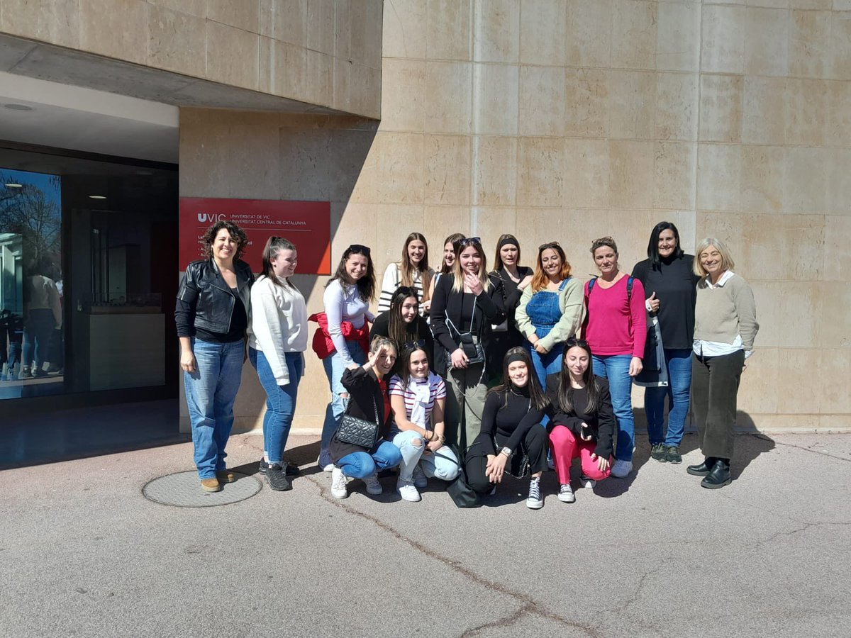 espaisinfantil's tweet photo. Avui ens han visitat un grup d’estudiants franceses de la Communaute-Scolaire de Saint-Vincent, acompanyades per professorat de @InstitutdeVic. Hem pogut compartir alguns aspectes  relacionats amb els diferents sistemes educatius. https://t.co/XBiy3H1iEj