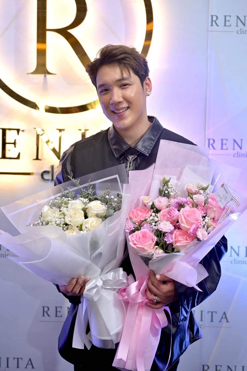 kangsom_pantip's tweet photo. แกงส้ม หลังกล้อง ปิดงานได้ ✌🏻📸
ขอบคุณ RENITA ขอบคุณบุรีรัมย์
สนุกมากแบบหมดพลังจริงๆ เจอกันใหม่ครับ
#RENITACLINIC
FB: Thanapong Suranun
https://t.co/I2aegKQ7VV
#แกงส้ม #KANGSOMKS #KSTOUR #BURIRAM #เรนิต้าคลินิก #RENITACLINIC #KS16032023 https://t.co/yHcKcCller