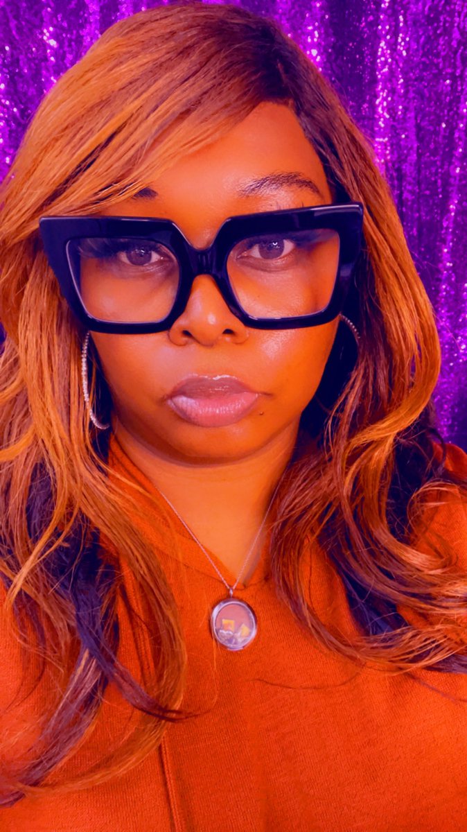 TawannaSkyy's tweet image. Hmmmmm…. Decisions, decisions…with the glasses or without today 🤔#bluelightglasses #everydaylook #lookoftheday #letmeknow