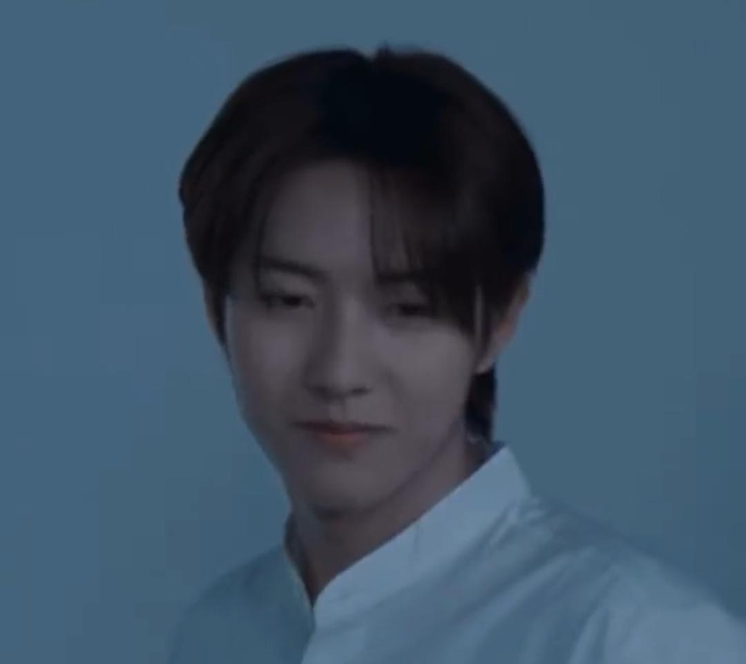 renjun looks too fine in this new content im going insane 😭
