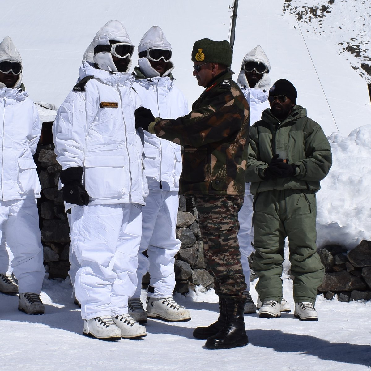 NorthernComd_IA's tweet photo. #ArmyCdrNC reviews preparedness

#LtGenUpendraDwivedi visited Sub Sector Haneef and interacted with officers and troops posted at most inhospitable terrain. He complimented the operational preparedness of #IndianArmy at the World's highest battlefield. https://t.co/mbplgXV9AT