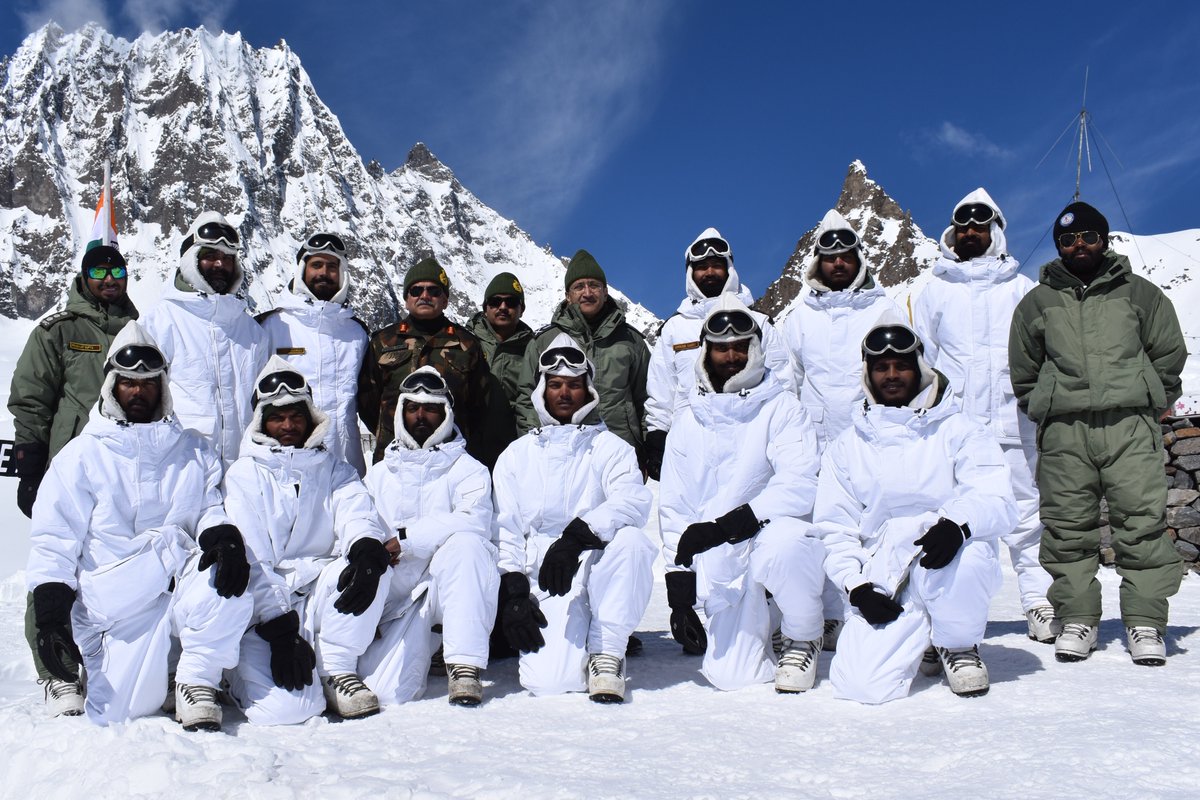 NorthernComd_IA's tweet photo. #ArmyCdrNC reviews preparedness

#LtGenUpendraDwivedi visited Sub Sector Haneef and interacted with officers and troops posted at most inhospitable terrain. He complimented the operational preparedness of #IndianArmy at the World's highest battlefield. https://t.co/mbplgXV9AT