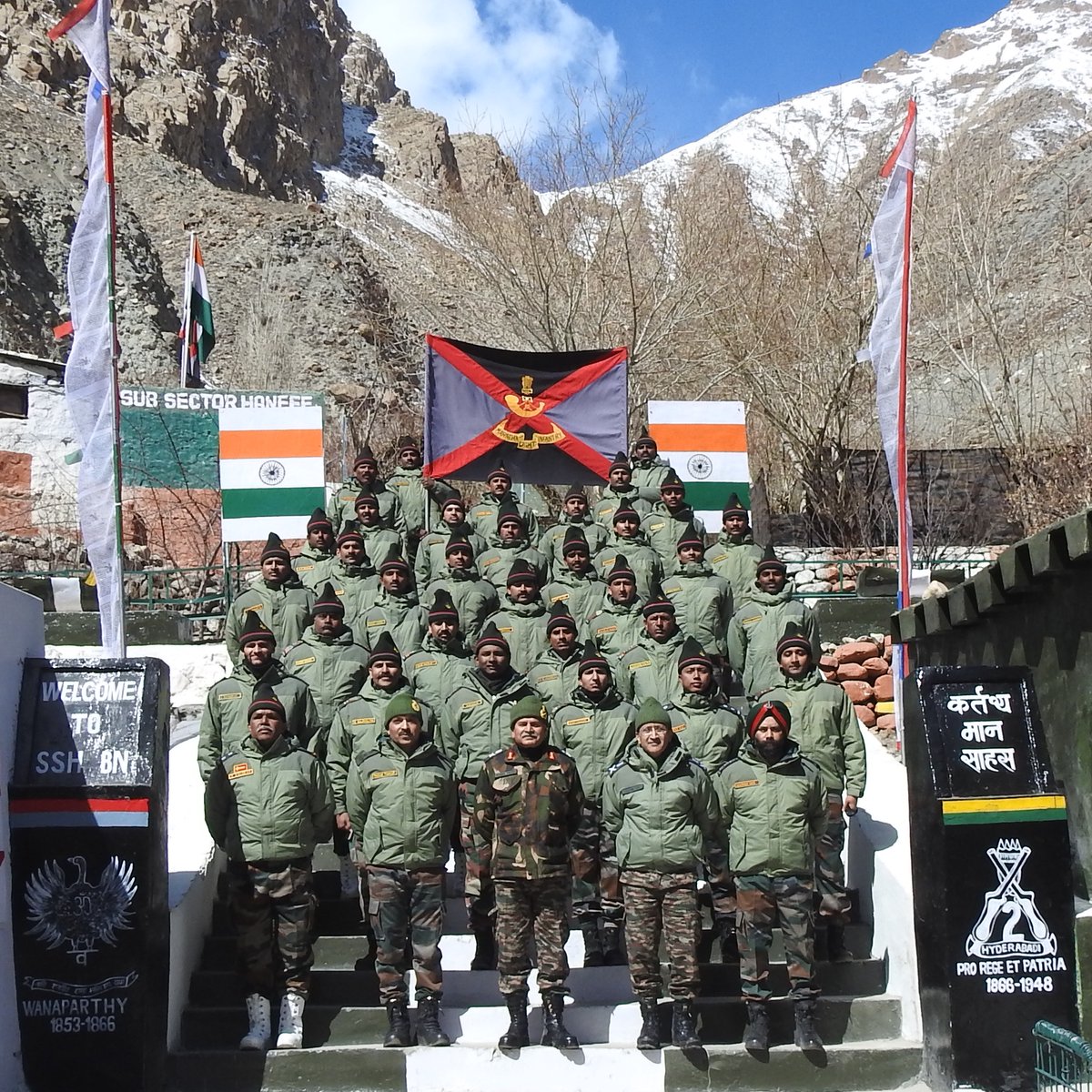 NorthernComd_IA's tweet photo. #ArmyCdrNC reviews preparedness

#LtGenUpendraDwivedi visited Sub Sector Haneef and interacted with officers and troops posted at most inhospitable terrain. He complimented the operational preparedness of #IndianArmy at the World's highest battlefield. https://t.co/mbplgXV9AT