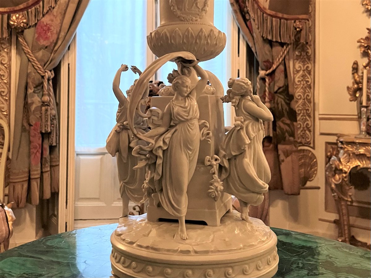 MuseoCerralbo's tweet photo. Al parecer, en los orígenes de estas celebraciones solo podían participar las mujeres, llamadas las #bacantes.
En esta pieza de porcelana aparecen cuatro figuras femeninas danzando. Ya fueron descritas como bacantes por Juan Cabré en el Inventario que realizó del Museo en 1924. https://t.co/2vklaKW4Ep
