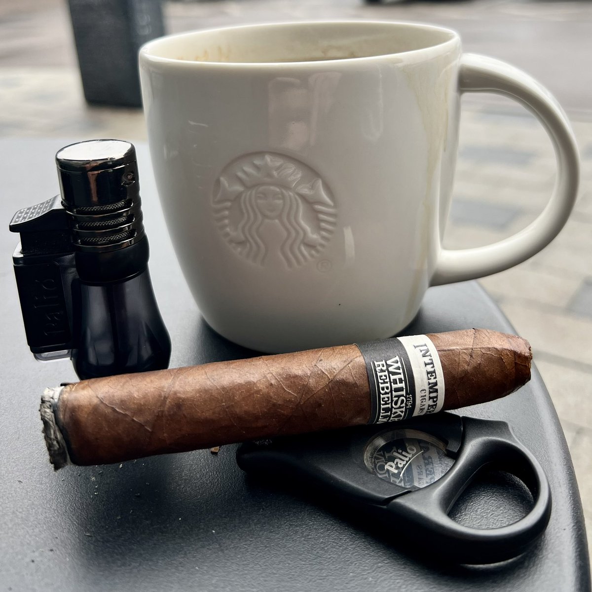 Found the best way to wait for the EV to charge, cigars and coffee! Even with the Scottish drizzle 🌧️ it’s great. @RoMaCraft @StarbucksUK