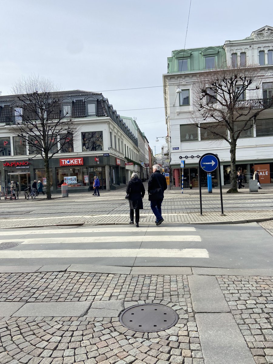 Citizensforair's tweet photo. In #Svezia 🇸🇪 i pedoni 🚶 🚶‍♀️ non hanno 🚦 semafori. Perché il rispetto della sicurezza altrui è così alto da renderli del tutto inutili. Un rispetto cresciuto certamente grazie all’insegnamento a scuola, in famiglia e le necessarie sanzioni applicate senza timore. https://t.co/nuHRm7JUfu