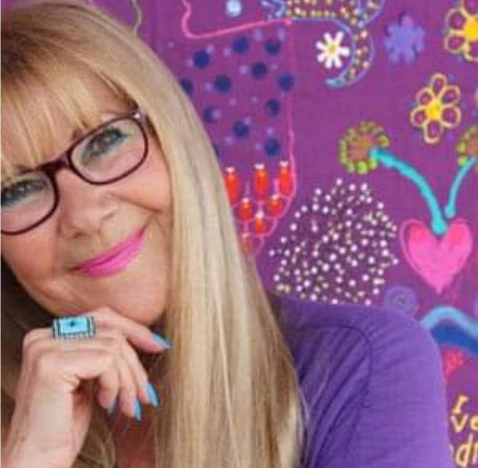 Yaşamı coşku dolu renkleriyle hiç yorulmadan boyayan güzel yürekli sanatçı dostumuz, derneğimizin değerli üyesi Sevgili Mine Arasan
ne yazık ki aramızdan ayrılmış. Yattığı yer incitmesin, mekanı cennet olsun…💜