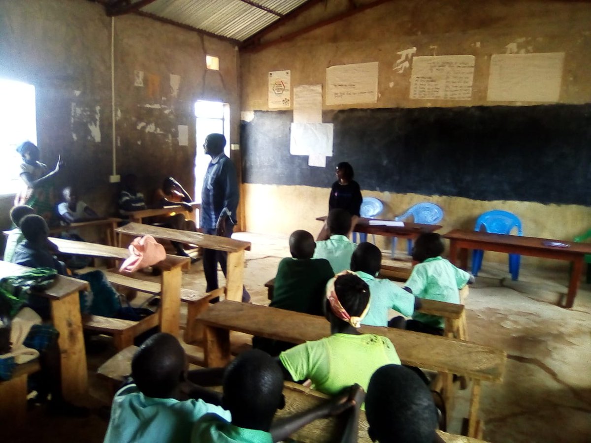 CMD_Africa1's tweet photo. Our field officers mobilizing the community in Lokna Village to introduce the #LittleTreeLibrary project and sensitize them on the importance of education.
Thanks to their cooperation, we were able to map 6 schools that will receive the #littletreelibraries
@Pollinationproj https://t.co/5ABDEu6xCH