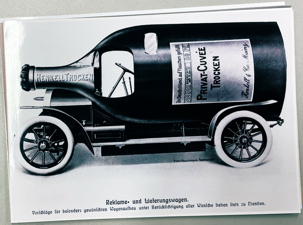 DAHamprecht's tweet photo. #TBT #TransporterThursday
„Schnelle Flasche": Zu Kaisers Zeiten konnten sich #Opel-Kunden eigene Aufbauten fertigen lassen. Dieser Reklame- und Lieferwagen entstand 1907 für #Henkell. Heute sind @OpelDE-LCVs rein elektrisch oder mit Wasserstoff-Brennstoffzellentechnik verfügbar⚡️ https://t.co/C361uVKmlr