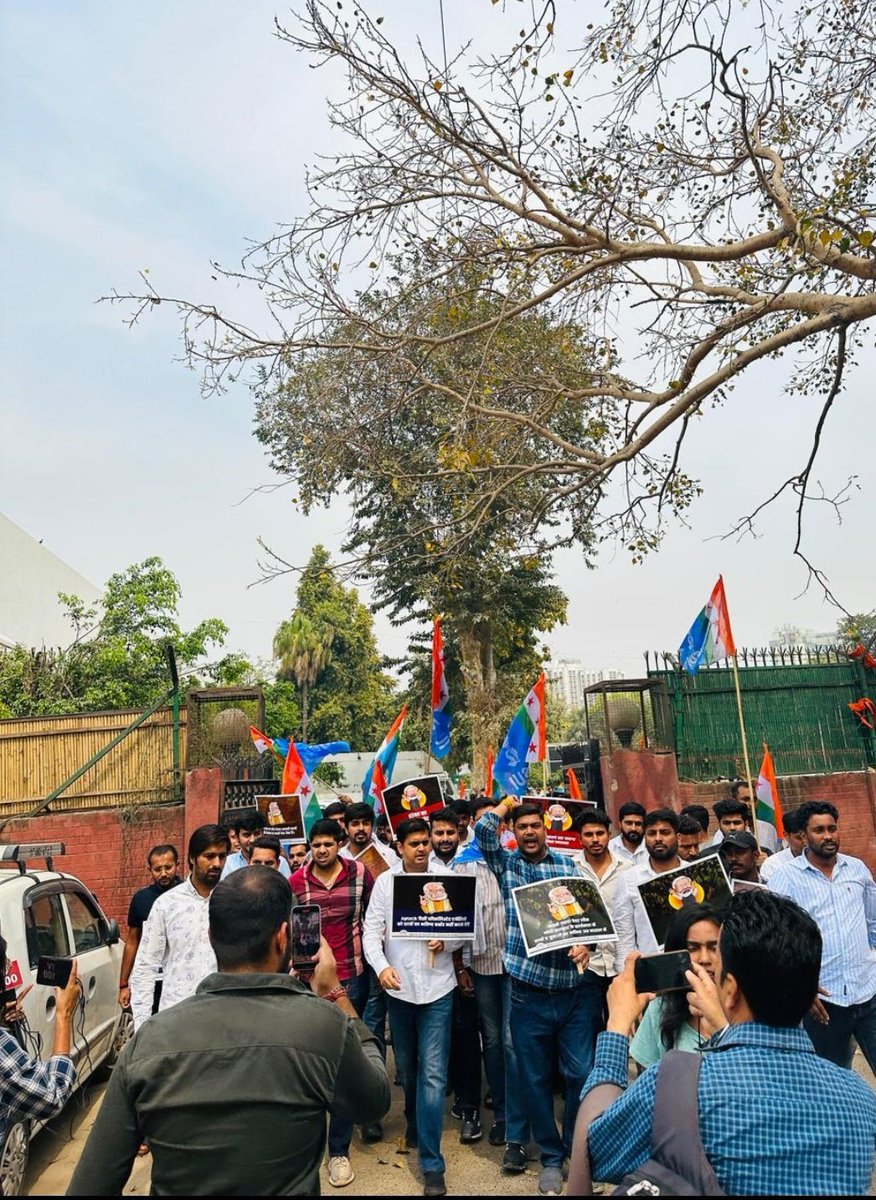 abhishek__nsui's tweet photo. छात्र हित को पुनः दबाने का प्रयास करती भाजपा प्रशासन की पुलिस।
राष्ट्रीय अध्यक्ष @NeerajKundan और साथियों को जबरन गिरफ्तार कर लिया गया।
लेकिन छात्र हित की आवाज़ को हम सदैव बुलंद रखेंगे, हम नहीं डरने वाले !!
#NTA #Aptech
#StudentsAgainstModiGovt https://t.co/Kdo67JJwZG