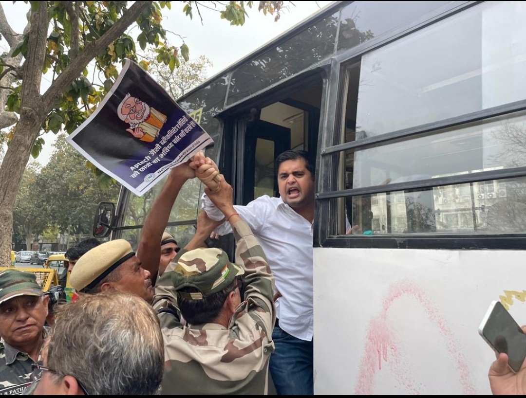 abhishek__nsui's tweet photo. छात्र हित को पुनः दबाने का प्रयास करती भाजपा प्रशासन की पुलिस।
राष्ट्रीय अध्यक्ष @NeerajKundan और साथियों को जबरन गिरफ्तार कर लिया गया।
लेकिन छात्र हित की आवाज़ को हम सदैव बुलंद रखेंगे, हम नहीं डरने वाले !!
#NTA #Aptech
#StudentsAgainstModiGovt https://t.co/Kdo67JJwZG