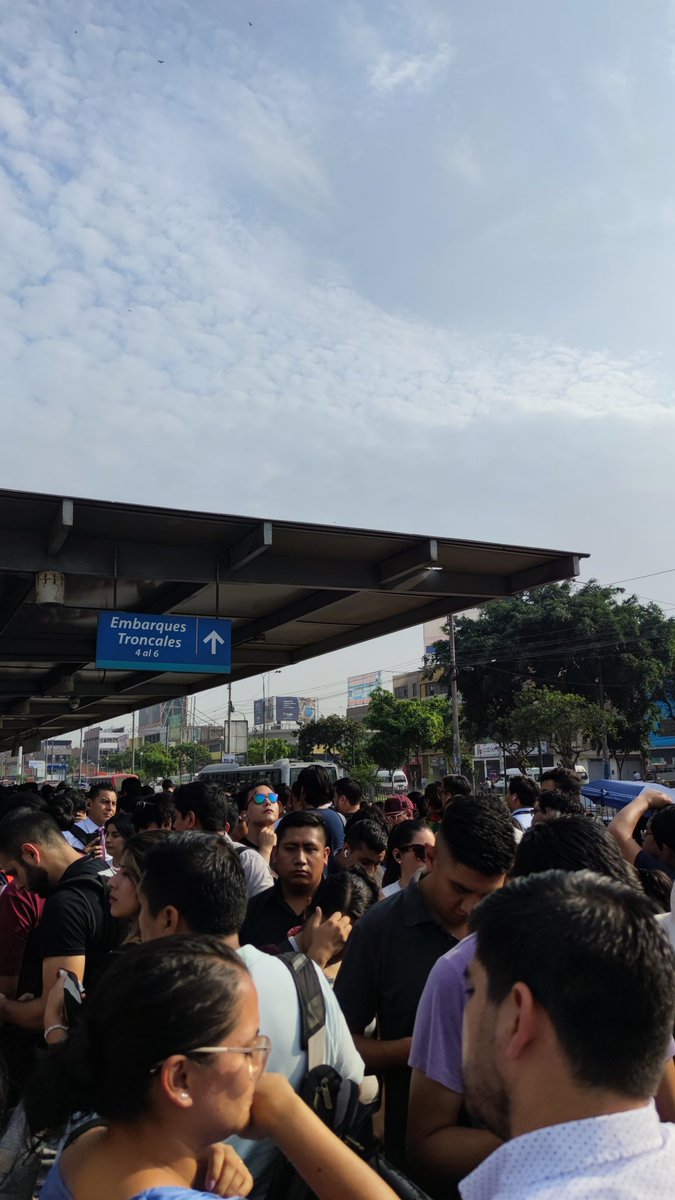 rodri_emil's tweet image. Cada vez la temperatura 🌡️ está fuerte en Lima .Nos derretimos en pleno sol en las colas 🥵. Podrían colocar algún tipo de sombra? @MetropolitanoPT #metropolitano #veranolima @RPPNoticias @exitosape