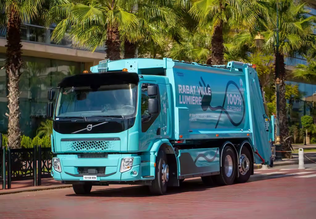 Prateek2101's tweet photo. Volvo Trucks delivers its first heavy electric truck to Morocco. The customer is the refuse collection company Arma, and this is the first heavy battery-electric truck from a global manufacturer to be in commercial operation in Africa
#Volvo #africa #first 
@CVmagazine https://t.co/P3SKXoqRf7