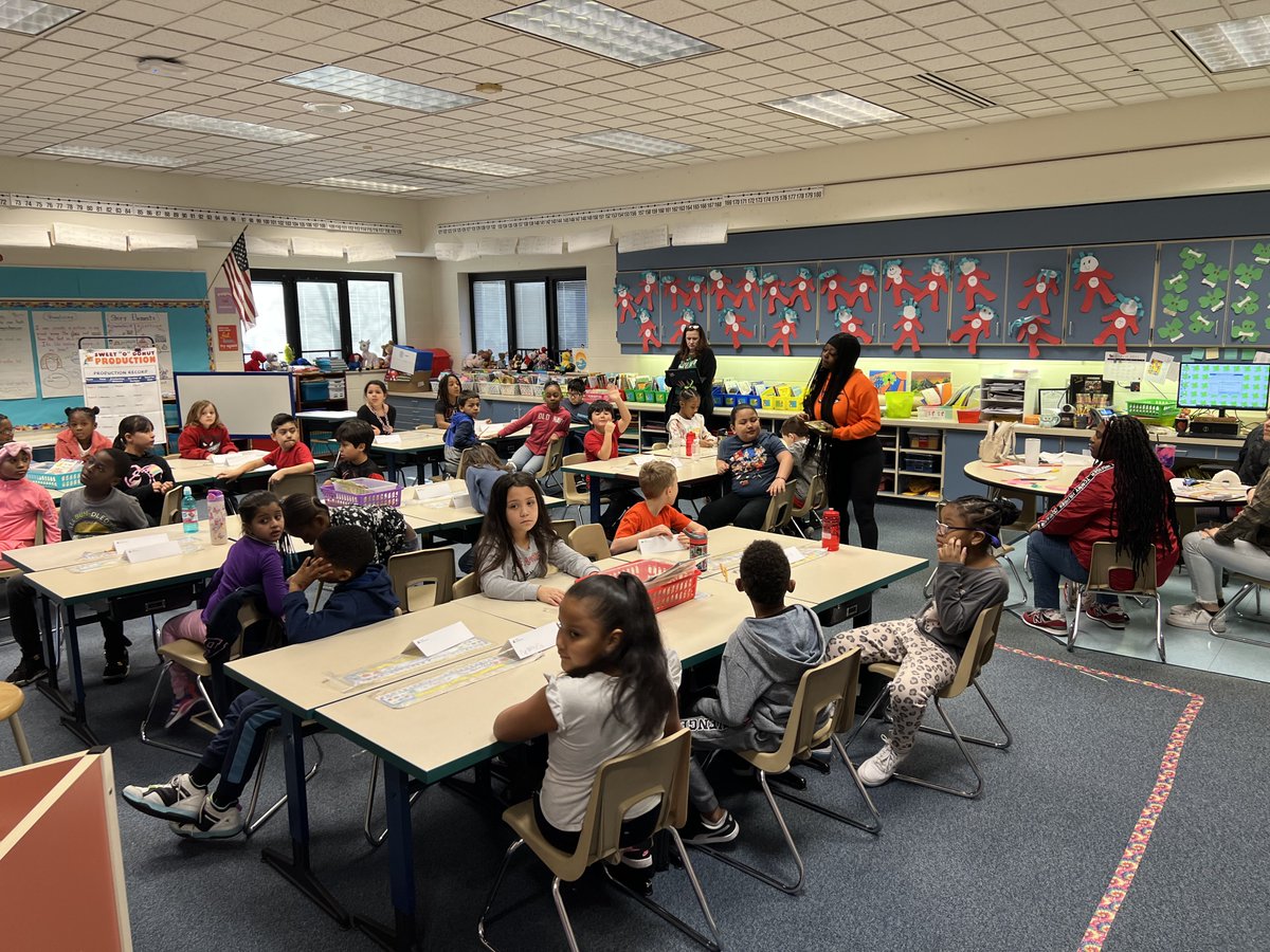 MortonHighGovs's tweet photo. 32 #MHSGovs from our Teaching Pathway classes visited Morton ES &amp; spent the day presenting Junior Achievement lessons in K-6 grade classrooms. The HS students had a great experience working with the elementary students! Thanks @Oliverpmorton! #SupportAndInclusion #schk12 https://t.co/qB5OmHn0UF
